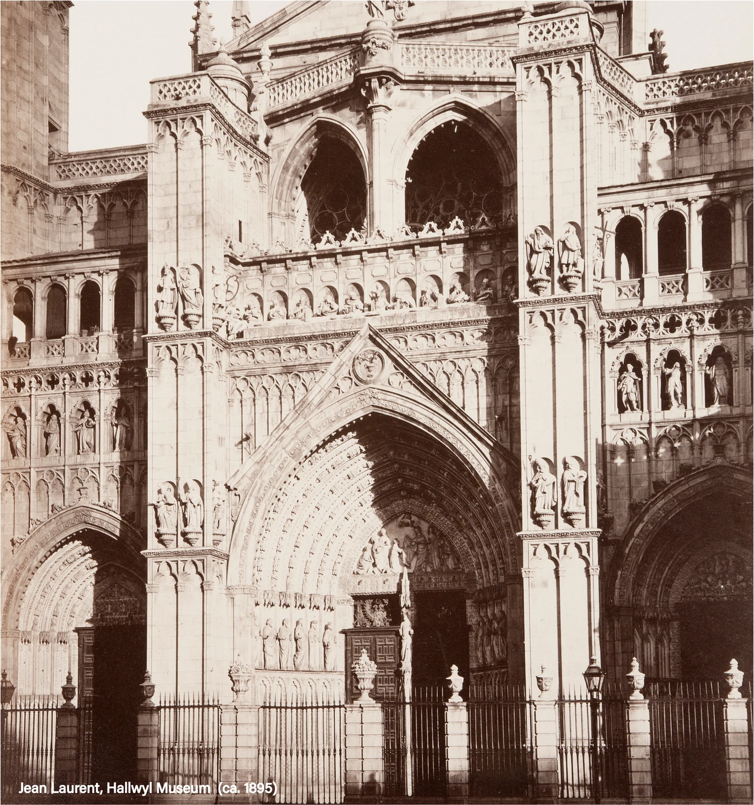 Figura 2. Fachada de la Catedral de Toledo. Fotografía de J. Laurent, sin fecha.