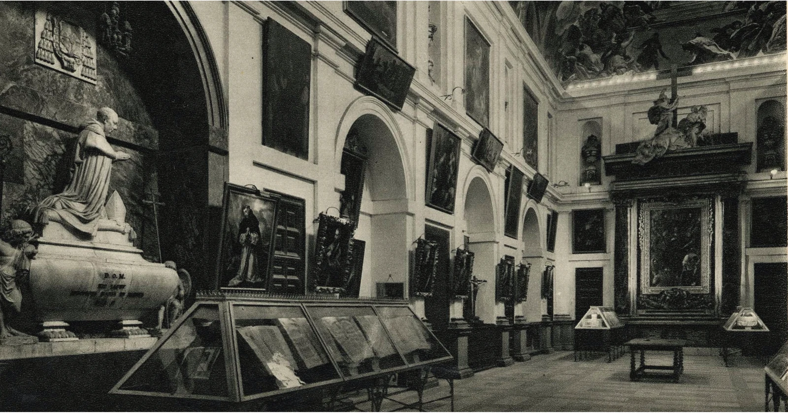 Figura 29. Sacristía con vitrinas en 1931